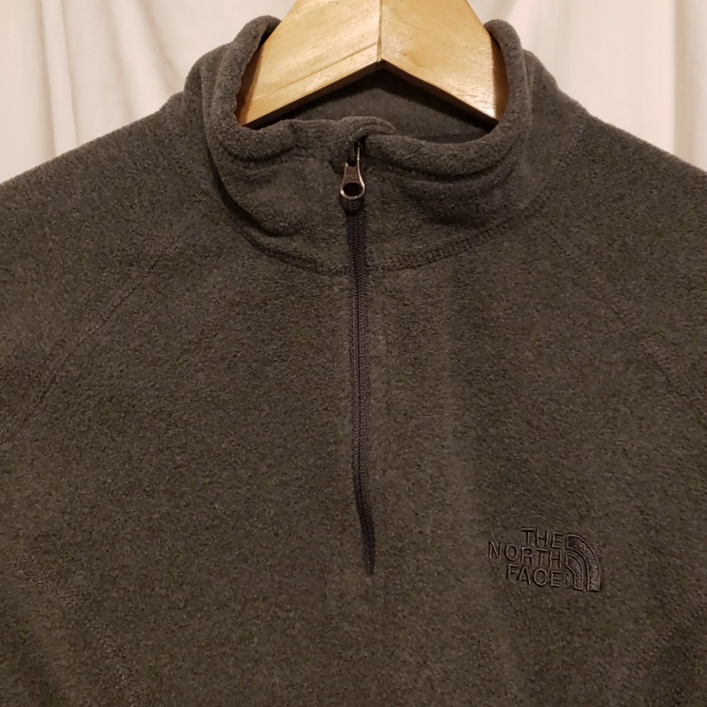 SOLD***The North Face pullover size S